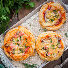 Пицца «Школьная» с сыром и колбасой. 250 гр. ~ 1 шт.